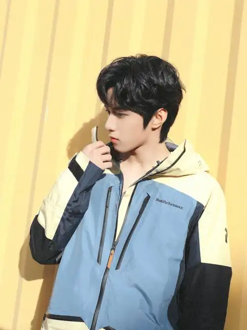 刘耀文晒阳光侧颜随拍