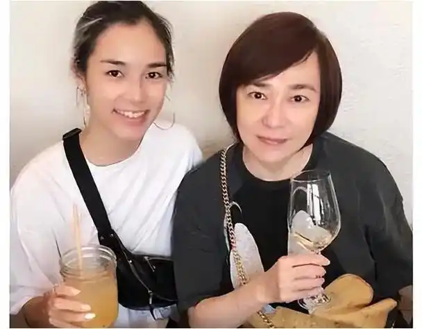 夏文汐是一个独特的女星,她的面庞线条硬朗,更具男性化,身材虽然瘦削