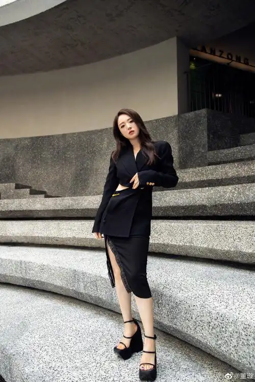 董璇晒近照 黑色裙装秀出修长双腿 - 青岛新闻网