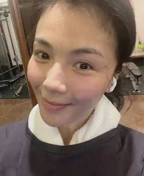 43岁的刘涛晒运动照,素颜出镜的她,满头大汗皮肤紧致状态极佳_锻炼