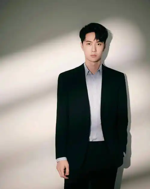 王一博西装穿搭合集_太阳_舞台_白色