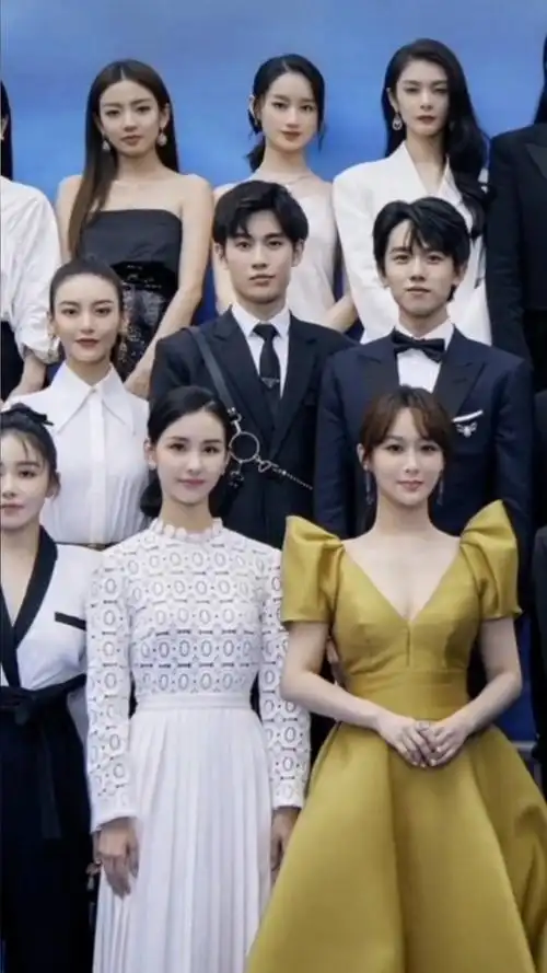 #明星大合集#一众青年演员大合影,杨紫站姿显修养,王俊凯千玺同框独缺