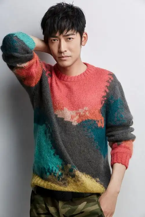 张博休闲运动风大片曝光 朝气十足秒变阳光少年