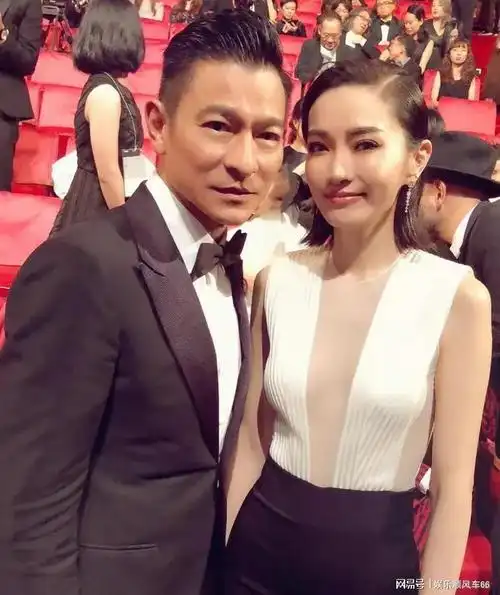 刘雅瑟帮贾静雯圆梦跟刘德华合影全民偶像刘德华人气超高