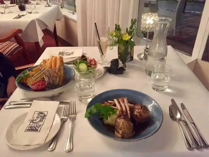 有哪些吃西餐时非常 low 的行为?