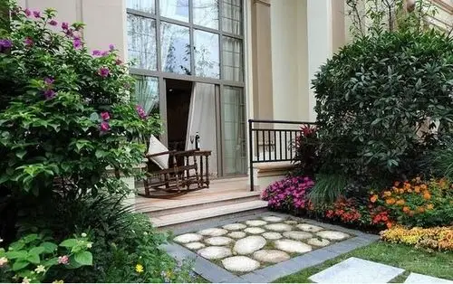 摘要:一般独栋别墅都会有一个或大或小的院子,我们称之为"庭院".