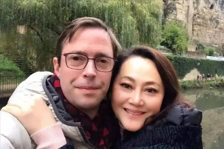 两人很快坠入爱河,宋佳也因此嫁到了比利时,并在此定居