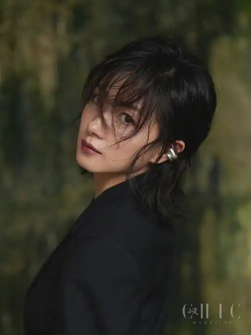 万茜chicmagazine8月刊酷飒姿态演绎的封面故事