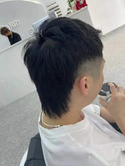 想要知道狼尾发型怎么留,就需要先来了解一下狼尾发型的样子行,狼尾