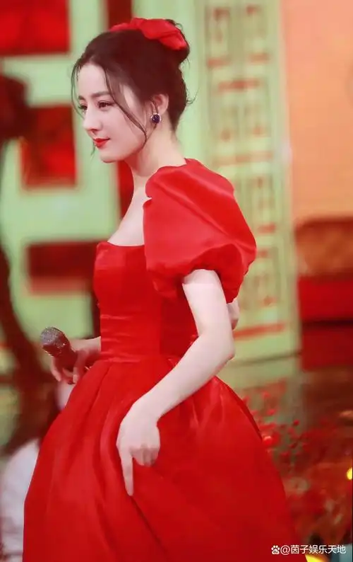 迪丽热巴穿红衣图集耀眼夺目更是热情与奔放