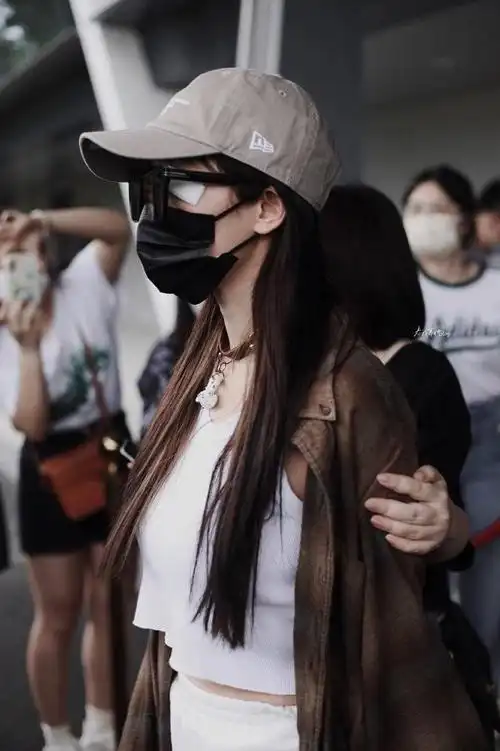 杨幂戴上了帽子,墨镜和口罩,整个人包裹得十分严实,那片白色的纱布依
