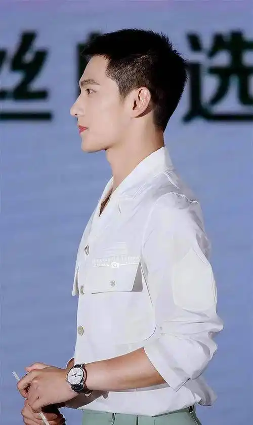 杨洋自从剪了寸头后侧脸轮廓更明显了,骨相优越举手投足间带着少侠