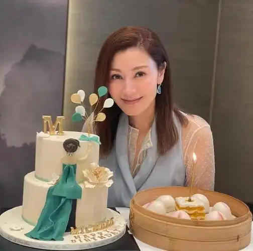 李嘉欣人缘真不错,一个月过四次生日,四拔友人轮番庆生送礼物