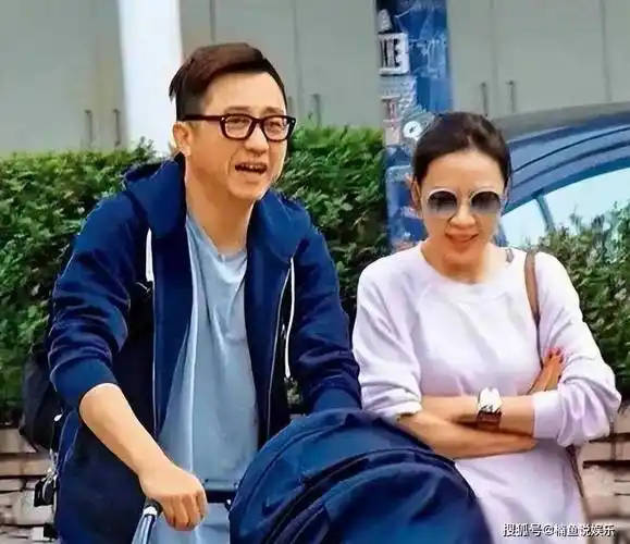 原创庾澄庆全家参加哈利毕业典礼现任妻子气质非凡前妻伊能静缺席