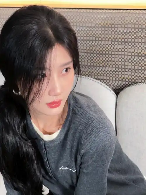 陈意涵estelle超话#意瞬间#  曦光漫洒,时光悠然,小陈总@陈意涵