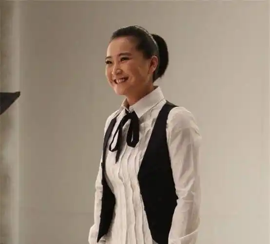 38岁贾玲体重令人担忧!三下巴尽显富态,不漂亮另有原因?