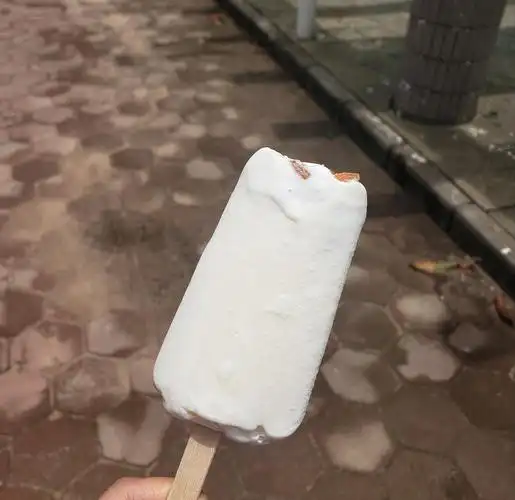学校小卖部随手拿到了好吃的雪糕