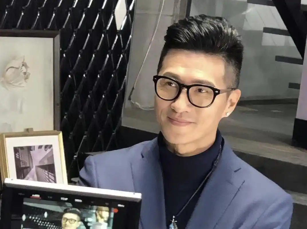 香港知名男星林韦辰保养得宜,60岁皮肤仍白皙紧致