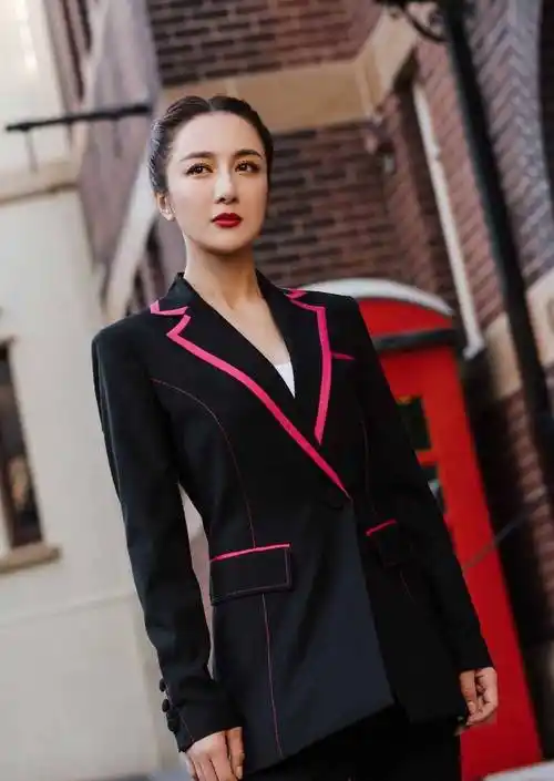 李依晓身材比例太完美,穿红色挂脖衣配喇叭裤亮相,美得赞不绝口_线条