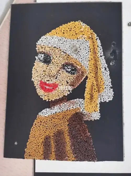 米做的,找一个硬一点的纸板,然后画出底稿,然后把米粘在上面,最后上色