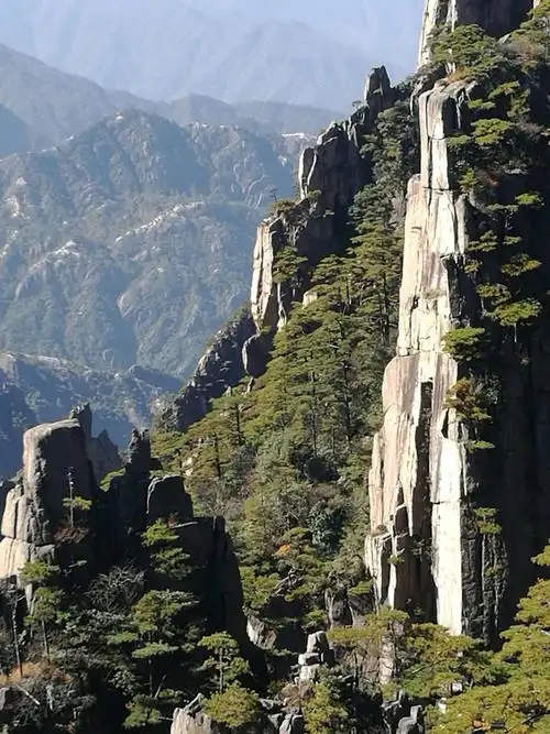 多么雄伟的山峰,在这听导游讲了很多优美,动听的感人故事.