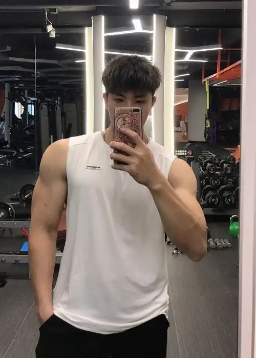 健身私教帅气出街,一身腱子肉怎么穿搭都好看,麒麟臂相当抢镜!