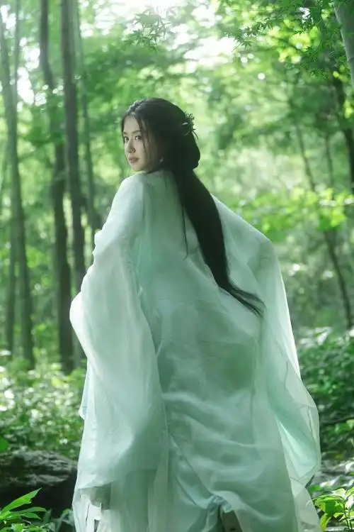 许龄月古风清冷淡雅妆#许龄月穿古装自带氛围感,素雅清冷,竹林值哪