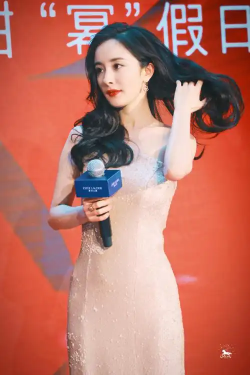 杨幂香槟金斜肩礼服#杨幂身穿 pronovias香槟金色长裙,优越的身段