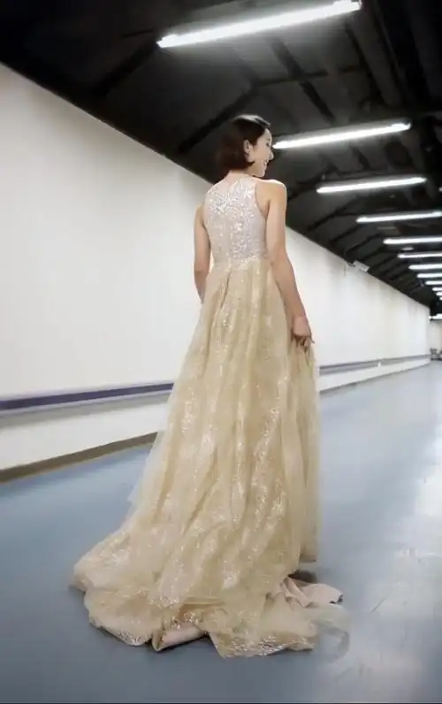 李亚男晒老公仰拍视角美照女神背影迷人上演回眸杀