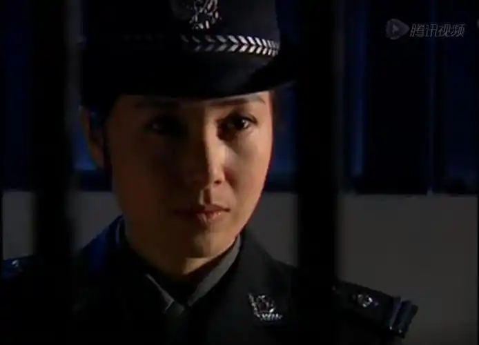 《黑冰》讲述了女警鲁晓飞(蒋雯丽 饰)化身卧底,打入海州药业集团,与