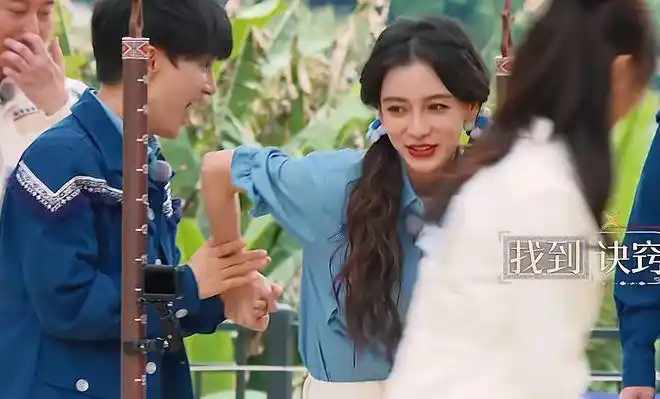 杨颖的手意外受伤依然笑着不娇气主动喂蔡徐坤喝牛奶互动太甜