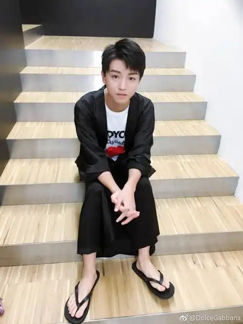 [tfboys][分享]180107 王俊凯的性感自拍 浴袍下也腿长一米八