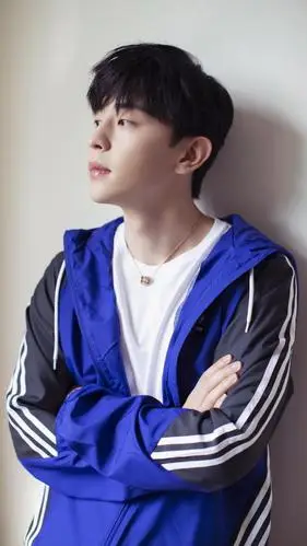 俊朗少年邓伦时尚休闲帅气生活照