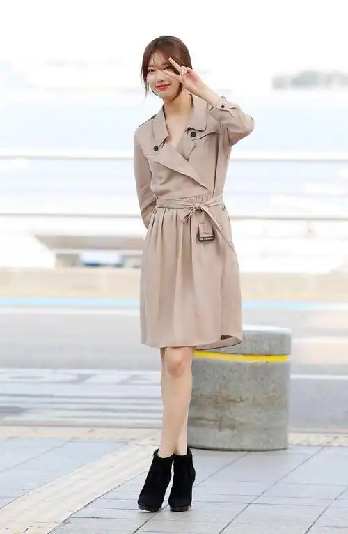 韩星裴秀智真该换造型师了,穿黑色丝绒裙太显老气,起码老了10岁