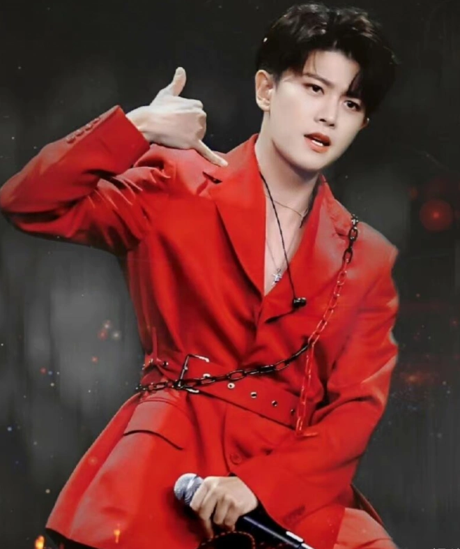 任嘉伦红色系造型太撩人看两张就沦陷你能坚持到第几个画面