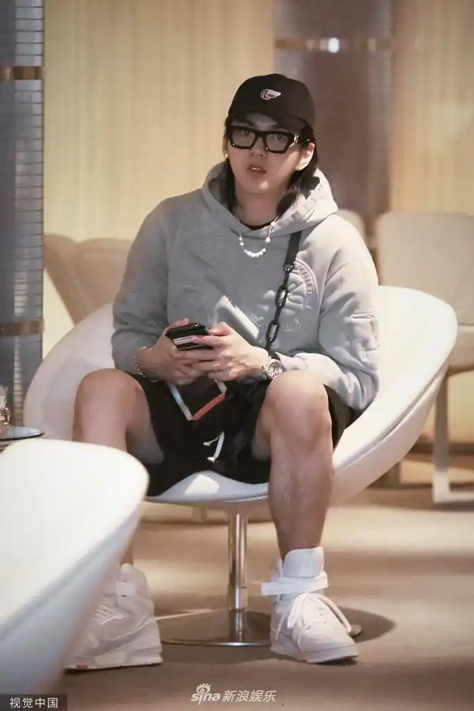 组图:吴亦凡潮范儿满分颜值高 脸部圆润发胖不少