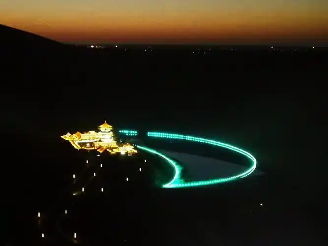 从鸣沙山上看月牙泉夜景