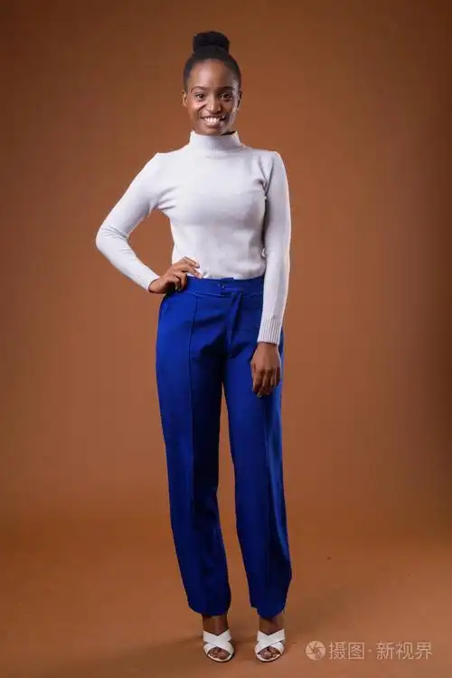 年轻美丽的非洲祖鲁女商人的全身肖像微笑照片-正版商用图片15nddy