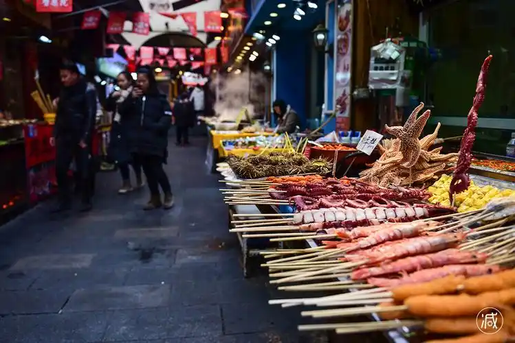 它是青岛最古老的美食街 正月里天天人头攒动