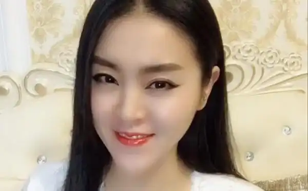 亚男一位实力派歌手,声线低沉,唱歌时对气息的掌控很稳,台风稳健,唱功