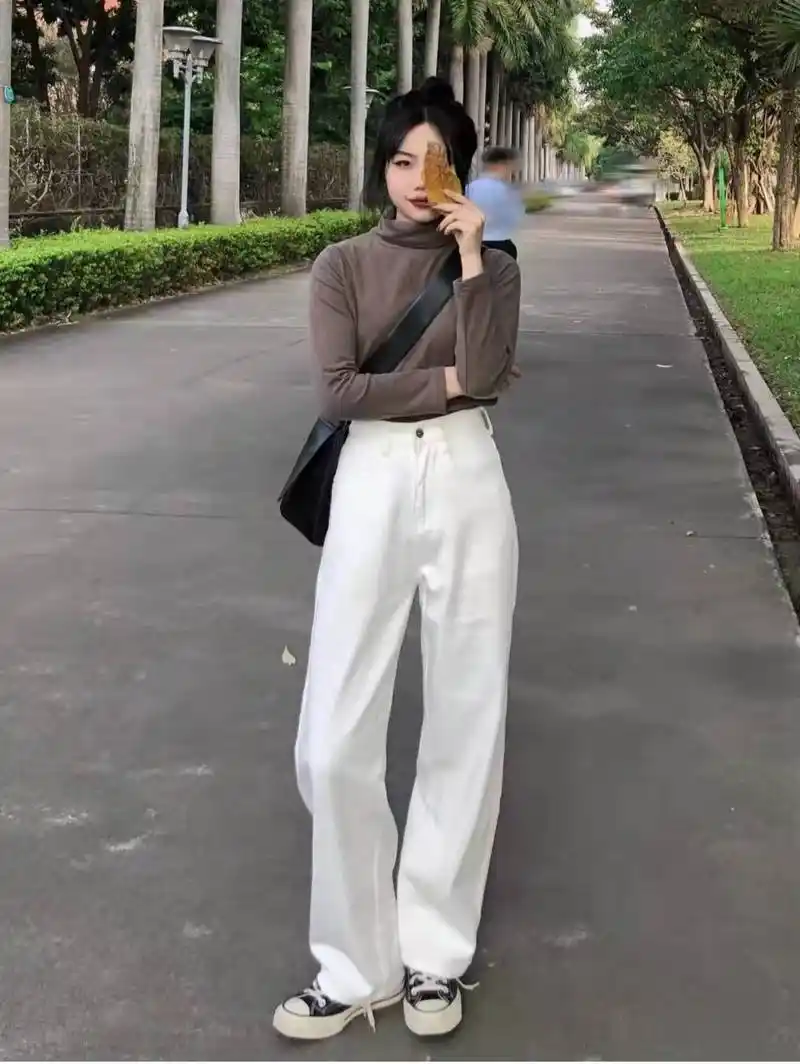 白色牛仔裤配什么上衣和鞋子好看