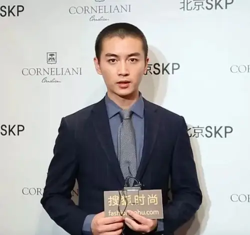 变回板寸的陈晓太迷人可我更想知道他的西装穿搭经