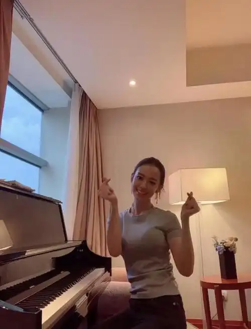 吉娜纯素颜弹钢琴,穿灰色t恤侧颜美翻,难怪郎朗送dr钻戒告白