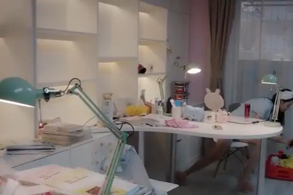 少年派:新时代的高中生,4人一间宿舍,手机火锅随便拿!