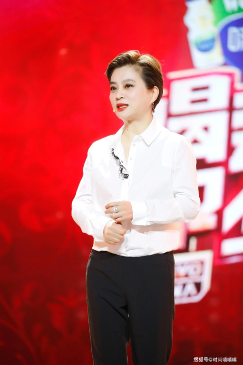 李玲玉穿t恤短裤出街,57岁基础款难掩好气质,简单又高级这样穿