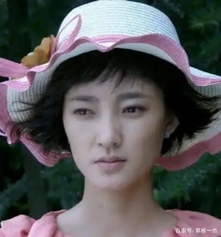 军装,舞装,婚装:《枪花》中的王丽坤