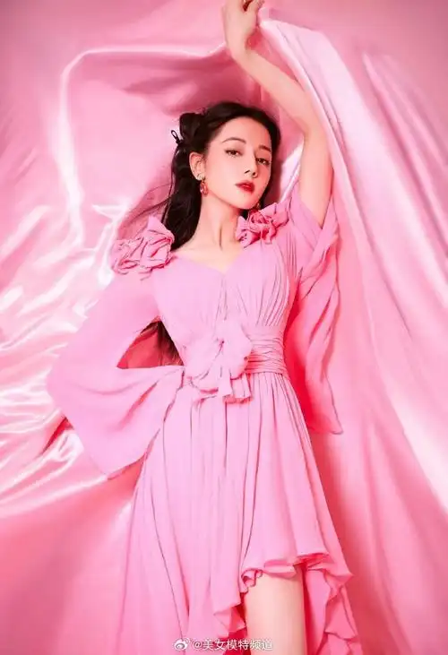 迪丽热巴粉红芭比可爱暴击举手投足间洋溢活力与个性