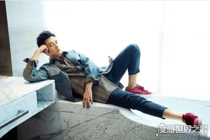 李现脚踝上的纹身纪念考潜水证时险些丧命日本浮世绘的海浪