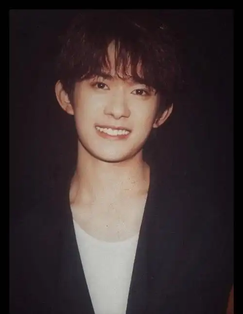 易烊千玺笑容合集 让千玺的治愈笑容融化你的心