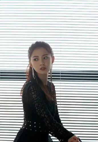 人气女星陈钰琪黑色镂空裙写真大片